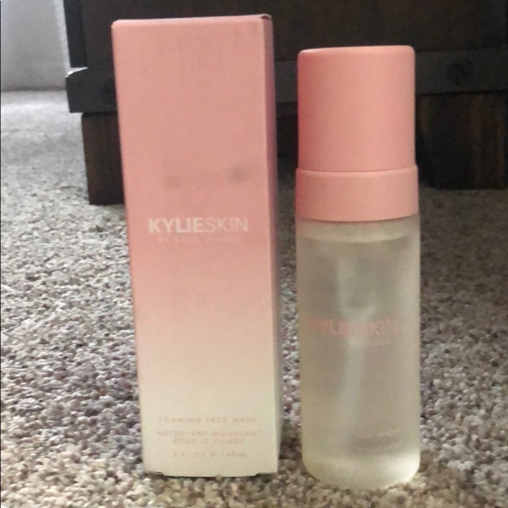 KYLIESKIN Foaming Face Wash